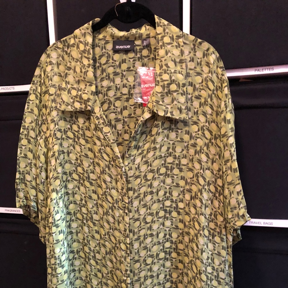 NWT-AVENUE Geometric cream/green/ lime Top 30/32